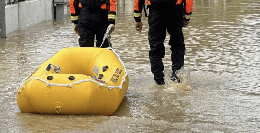 Al momento stai visualizzando SMALTIRE MATERIALE DANNEGGIATO DALL’ALLUVIONE